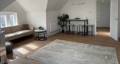 Modern Flat | Parking | Work Friendly