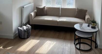 Modern Flat | Parking | Work Friendly