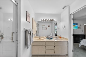 Douche, sèche-cheveux, serviettes fournies, savon