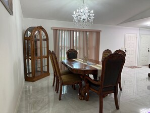 Dining - Serene 3-bedroom house with AC in charming Cape Coral (Cape Coral)