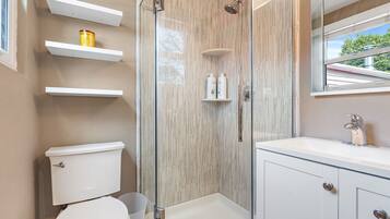 Dusche, Haartrockner, Handtücher, Seife