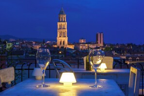 Outdoor dining - 105 luxury room in the heart of Split with roof terrace (Split)
