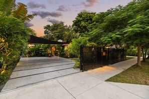 Property grounds - 5 Star Designer Pool Villa | FIFA Base | Sleeps 8 (Miami)