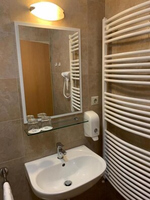 Bathroom - Nimród Hotel (Mosonmagyaróvár)