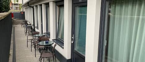Habitación triple | Restaurante al aire libre