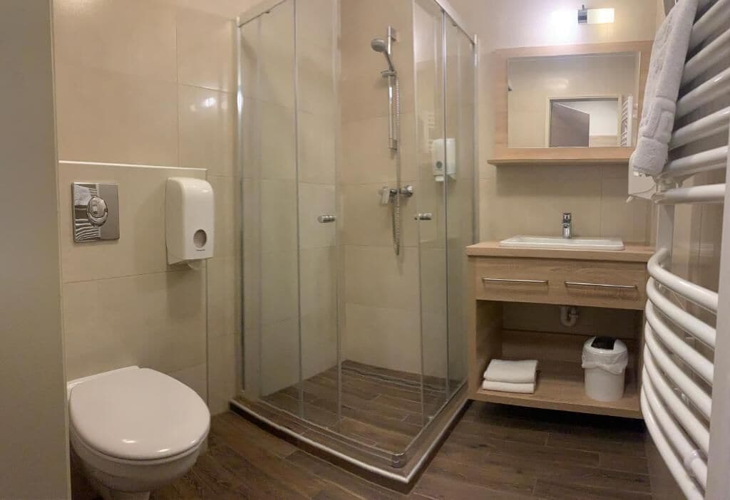 Habitación con 1 cama matrimonial o 2 individuales | Baño | Secadora de cabello, toallas, jabón, shampoo 