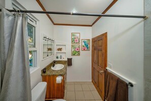 Shower, towels, soap, toilet paper - West End Roatán Ocean View Home with Sunset and Stargazing Deck (West End)