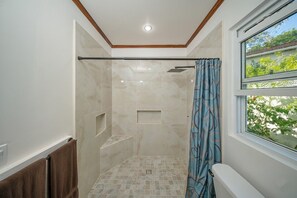 Shower, towels, soap, toilet paper - West End Roatán Ocean View Home with Sunset and Stargazing Deck (West End)