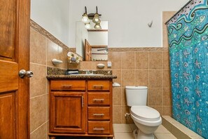 Shower, towels, soap, toilet paper - West End Roatán Ocean View Home with Sunset and Stargazing Deck (West End)