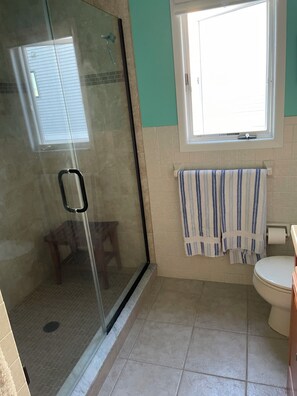 Dusche, Haartrockner, Handtücher, Seife