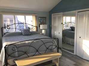 Room - 4-bedroom house in lovely Harvey Cedars with cool breeze just yards to the beach (Harvey Cedars)