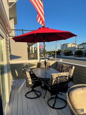 Outdoor dining - 4-bedroom house in lovely Harvey Cedars with cool breeze just yards to the beach (Harvey Cedars)