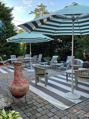 Outdoor dining - 4-bedroom house in lovely Harvey Cedars with cool breeze just yards to the beach (Harvey Cedars)