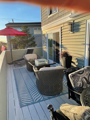 Terrace/patio - 4-bedroom house in lovely Harvey Cedars with cool breeze just yards to the beach (Harvey Cedars)