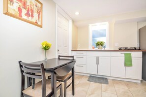 Dining - 907- Walk to Mayo St Mary Hospital 4 bed/2 bath 2 living rooms, Laundary/Parking (Rochester)
