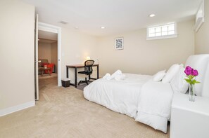 Room - 907- Walk to Mayo St Mary Hospital 4 bed/2 bath 2 living rooms, Laundary/Parking (Rochester)