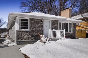 Exterior - 907- Walk to Mayo St Mary Hospital 4 bed/2 bath 2 living rooms, Laundary/Parking (Rochester)