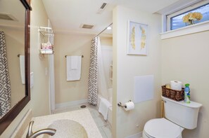 Bathroom - 907- Walk to Mayo St Mary Hospital 4 bed/2 bath 2 living rooms, Laundary/Parking (Rochester)
