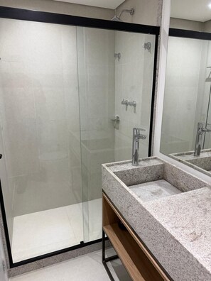 Apartment | Bathroom | Shower, hair dryer, towels, toilet paper - hihome - Reserva Granja Brasil (Petrópolis)