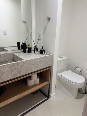 Departamento Deluxe, cocineta, vista a la montaña | Baño | Regadera, secadora de cabello, toallas, papel de baño 
