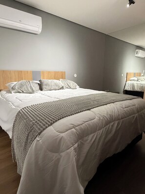 Departamento Deluxe, cocineta, vista a la montaña | Espacio para trabajar con laptop y wifi gratis 