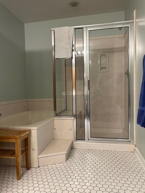 Bathroom - Cozy 2-bed 2-bath w/ 3 pools in the heart of Rehoboth Beach. (Rehoboth Beach)