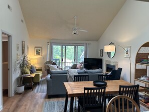 Living area - Cozy 2-bed 2-bath w/ 3 pools in the heart of Rehoboth Beach. (Rehoboth Beach)
