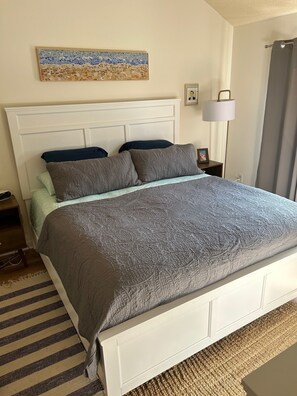 Room - Cozy 2-bed 2-bath w/ 3 pools in the heart of Rehoboth Beach. (Rehoboth Beach)