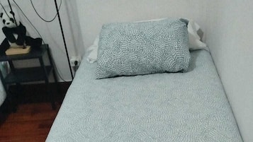 2 slaapkamers, een strijkplank/strijkijzer, internet, beddengoed