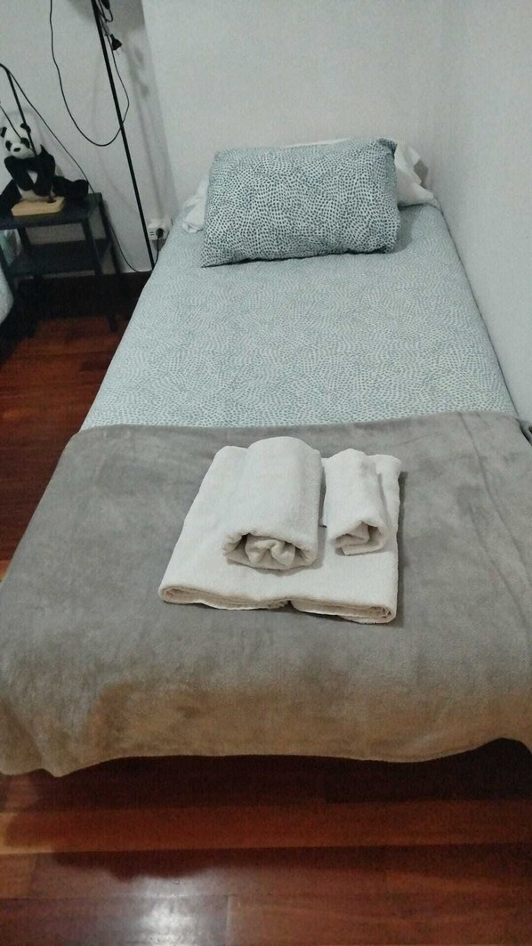 2 bedrooms, iron/ironing board, internet, bed sheets