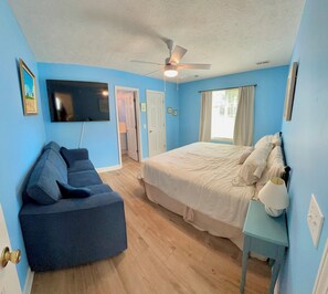 Room - Peaceful cottage centrally located. 8 min walk to beach via scenic walkway, (Oak Island)