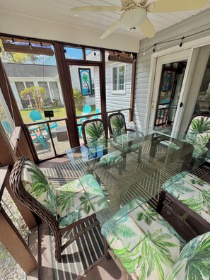 Outdoor dining - Peaceful cottage centrally located. 8 min walk to beach via scenic walkway, (Oak Island)