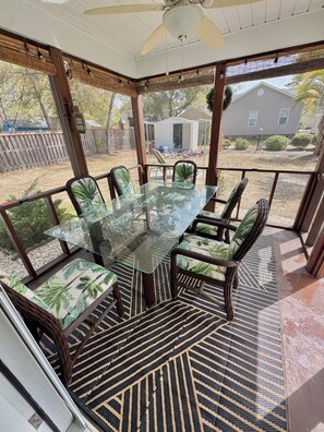 Outdoor dining - Peaceful cottage centrally located. 8 min walk to beach via scenic walkway, (Oak Island)