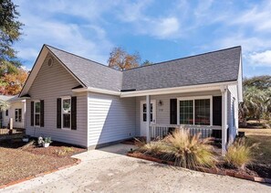 Exterior - Peaceful cottage centrally located. 8 min walk to beach via scenic walkway, (Oak Island)