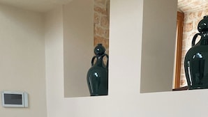 A wooden console table with a plant and a glass jar. - Il Villino - Luxury Country House, a luxury retreat between nature and tradition (Puglia)