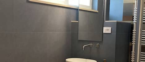 Douche, sĂšche-cheveux, bidet, serviettes fournies