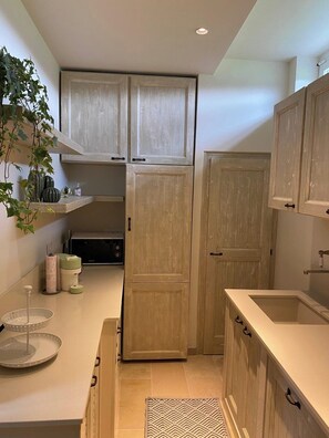 Microonde, forno, piano cottura, lavastoviglie
