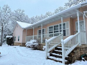 Exterior - Bear Mountain Retreat: 6BR/3BA + Game Room and View! (Township of Marble City)