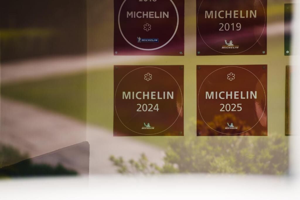 Flere anerkendelsestavler med Michelin-logoet og årene 2019, 2024 og 2025.