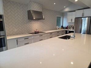 Private kitchen - Red pines lake house,  great for 2 families,Pet-friendly.  Beautiful sunsets! (Highlands East)