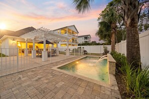Outdoor pool - Spacious 5-bedroom house in charming Destin with AC (Destin)