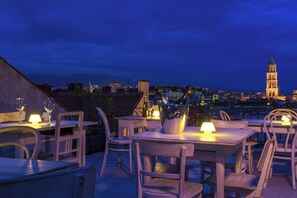 Outdoor dining - 106 luxury room in the heart of Split with balcony and roof terrace (Split)