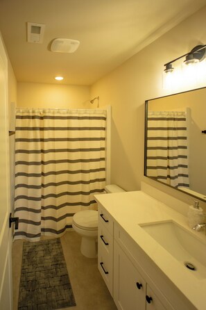 Bathroom - Townhouse on the Trail (Sequim)