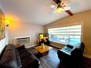 Living area - Bonnie 2 Cottage/Resort/Orillia, Muskoka (Washago)