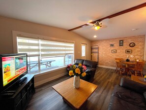Living area - Bonnie 2 Cottage/Resort/Orillia, Muskoka (Washago)