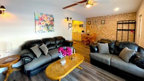 A living room with two sofas, a coffee table, and a painting on the wall. - Bonnie 1 Cottage/Resort/Orillia, Muskoka (Washago)