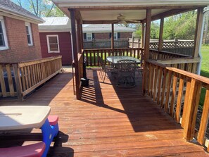 Outdoor dining - Hilltop Haven (Madison)