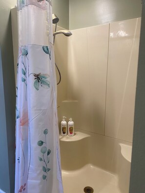 Shower, hair dryer, towels, soap - Hilltop Haven (Madison)