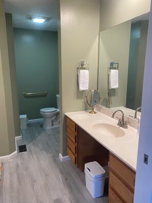 Shower, hair dryer, towels, soap - Hilltop Haven (Madison)
