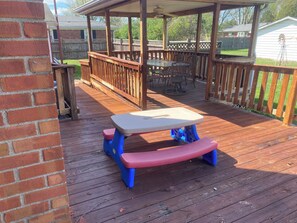 Outdoor dining - Hilltop Haven (Madison)